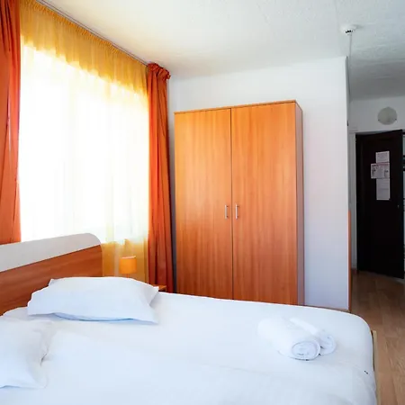 Hotel Delorean 4*